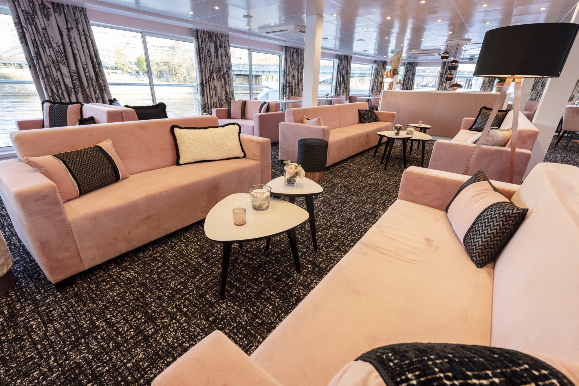 CroisiEurope MS Renoir Salon Bar 9.jpg
